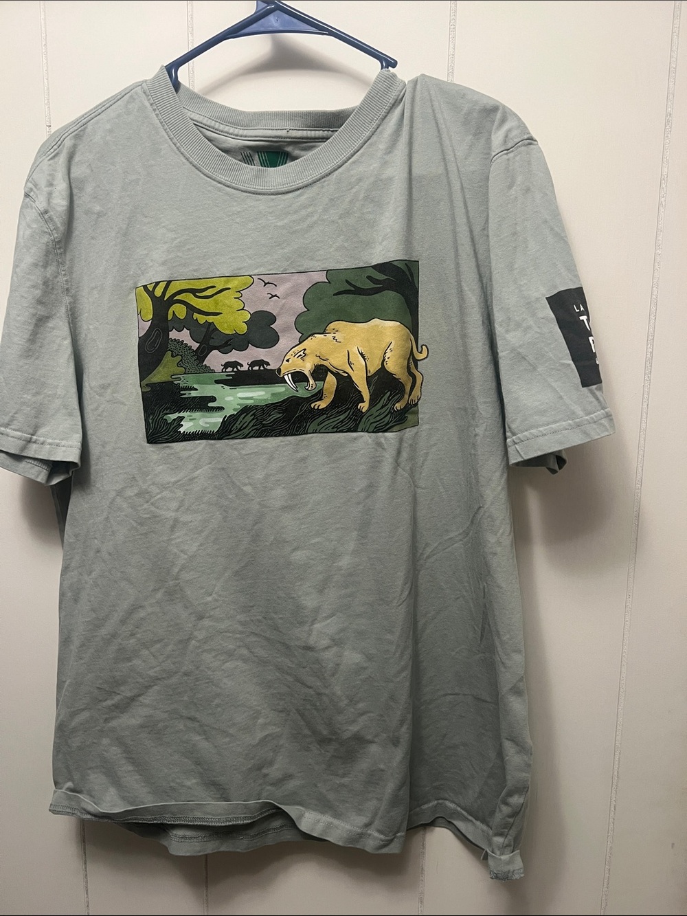 La Brea Tar Pits Men's Graphic Tee - Sage Green with saber tooth Tiger XL